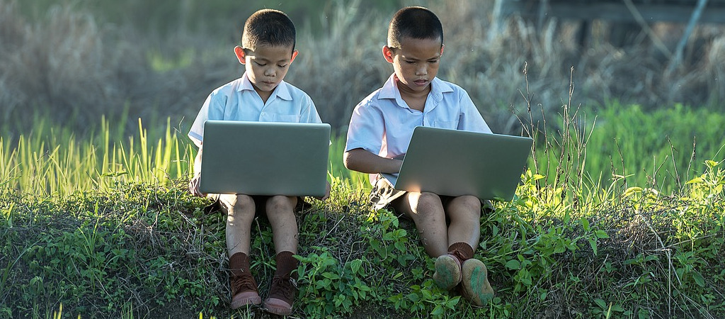 Gründer Kinder am Laptop