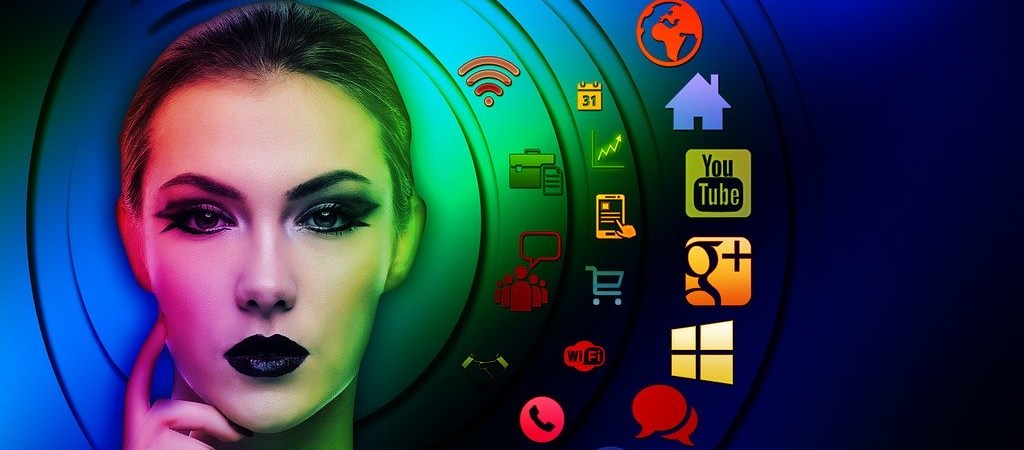 Social Media Icons Frau vor Social Media Icons
