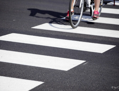 Kein Vorfahrtsrecht für Fahrradfahrer bei der Überquerung von Zebrastreifen