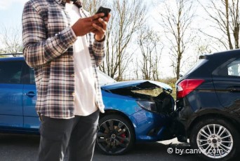 Halter eines falsch geparkten Autos trägt Mitschuld an Unfall